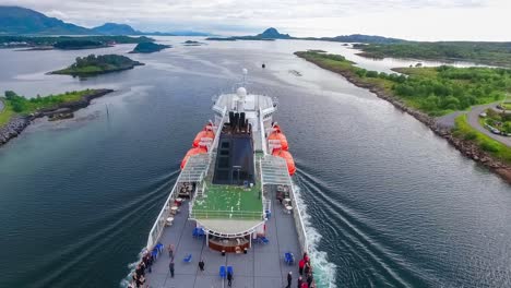 Crucero-Ferry-Barco-Ro-pax.-Bronnoysund,-Hermosa-Naturaleza-Noruega.